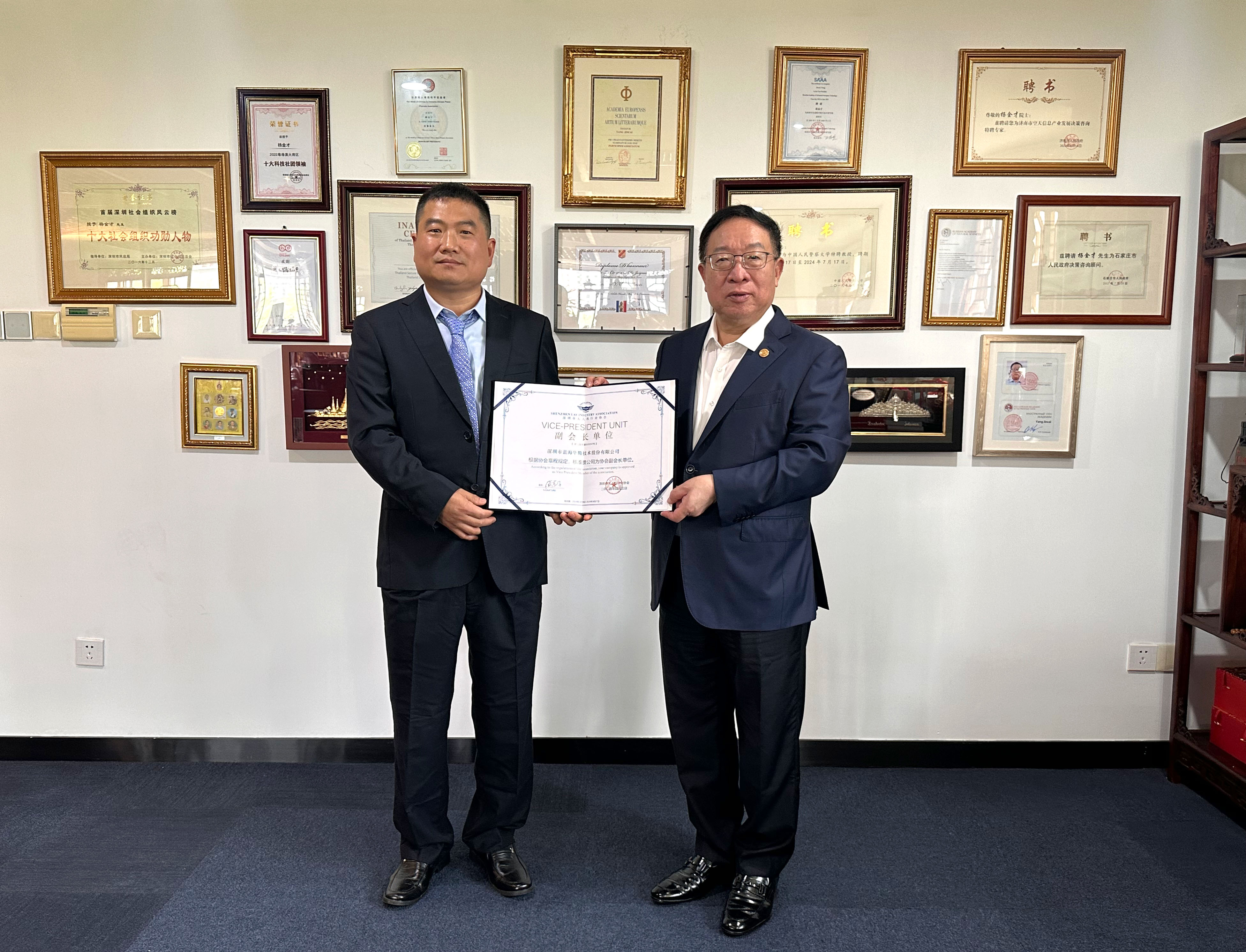 【喜报】伯乐体育荣任深圳市无人机行业协会副会长单位! 【喜报】伯乐体育荣任深圳市无人机行业协会副会长单位!