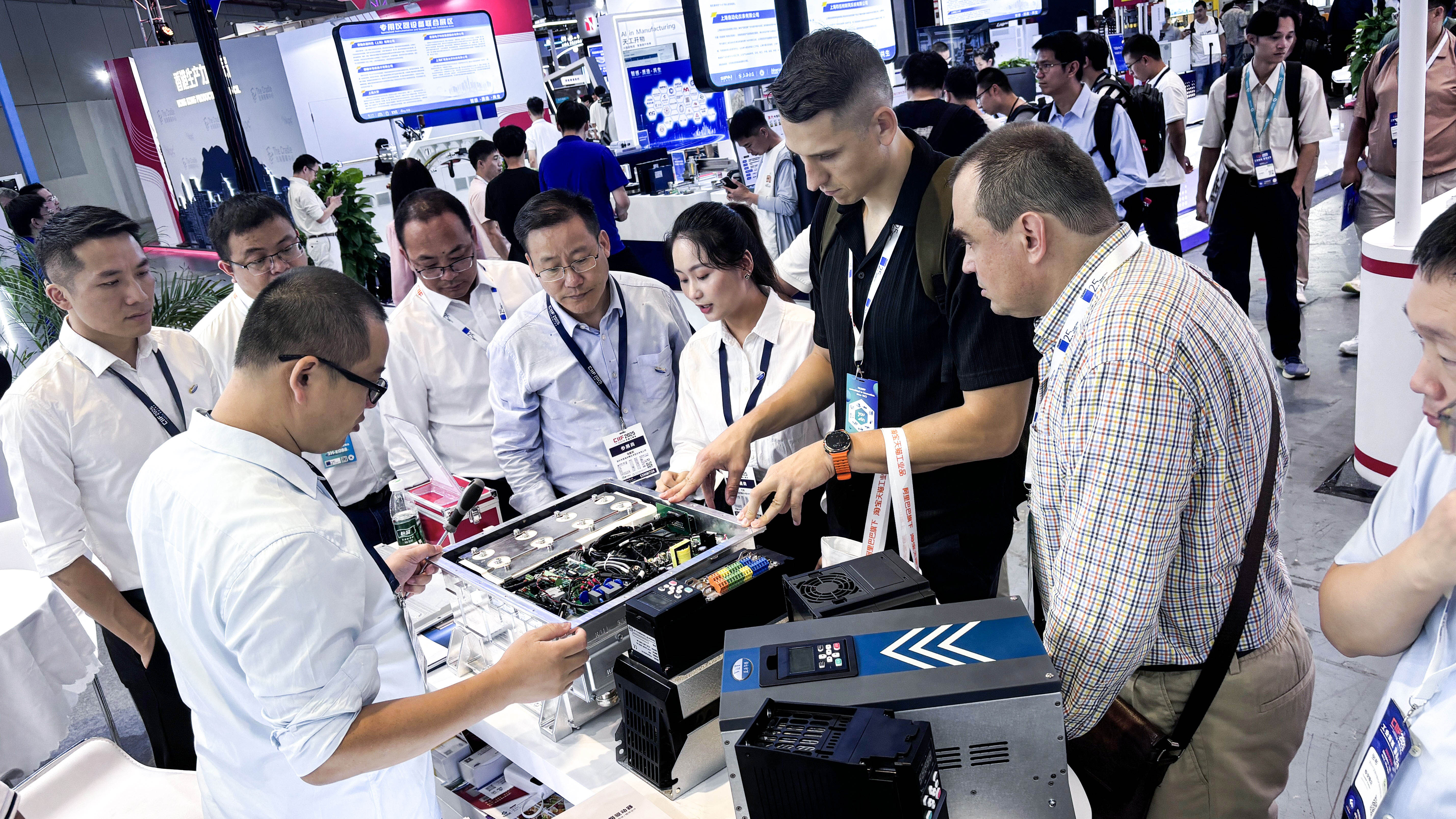 【工博会直击】2025上海工博会首日晨光：伯乐体育深耕新能源与工业自动化智能制造，以技术诠释实力!